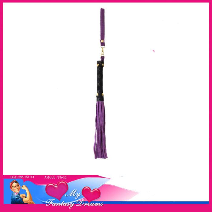 Mini flogger with latex handle, detachable wrist strap and faux suede leather tails. Available in purple. Key features: Coated handle with criss-cross latex pattern Tails are made from vegan friendly faux suede Contrast gold coloured hardware 1.5cm diameter wood core handle with rubber cover Fogger measures 27cm from end to end (exc. wrist strap) 8cm long wrist strap attached with removable clasp This item comes tagged.